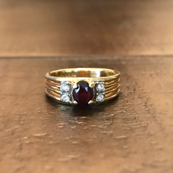 Ring with side diamonds and ruby stone in middle - Picture 2 of 5